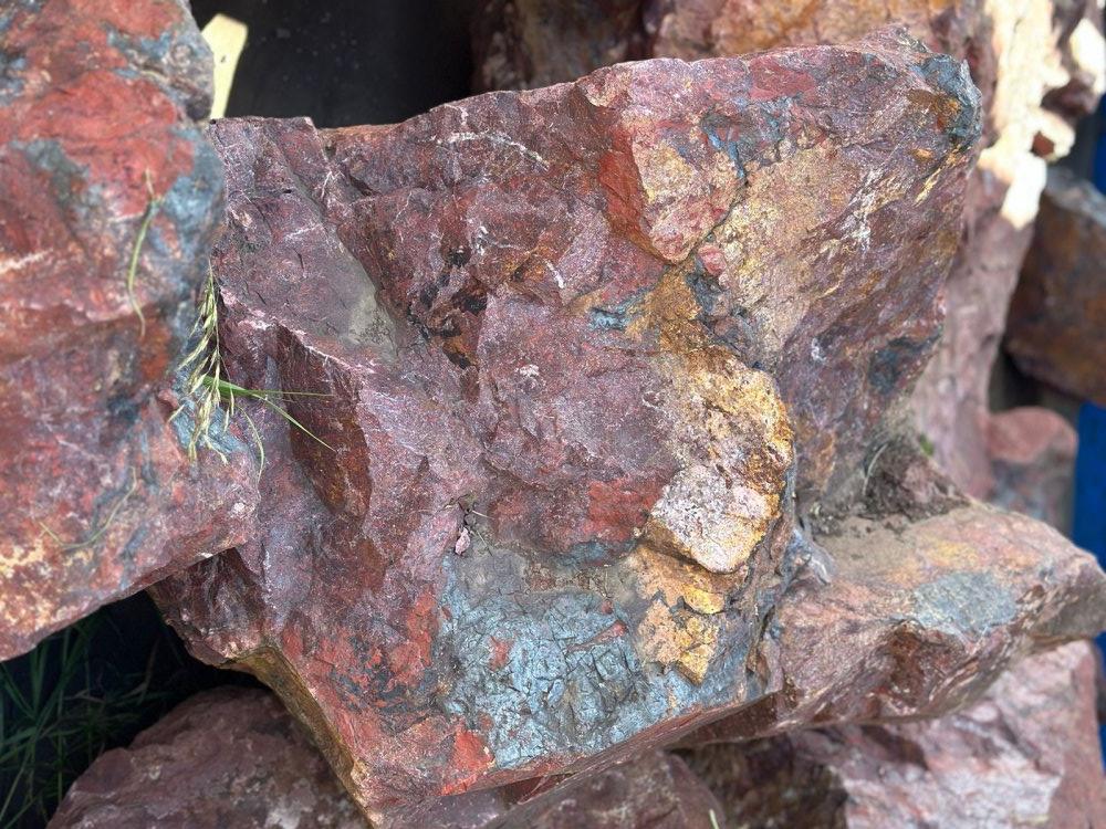 Камни для ландшафтного дизайна красно-фиолетовые 10-60 килограмм купить в Ступино