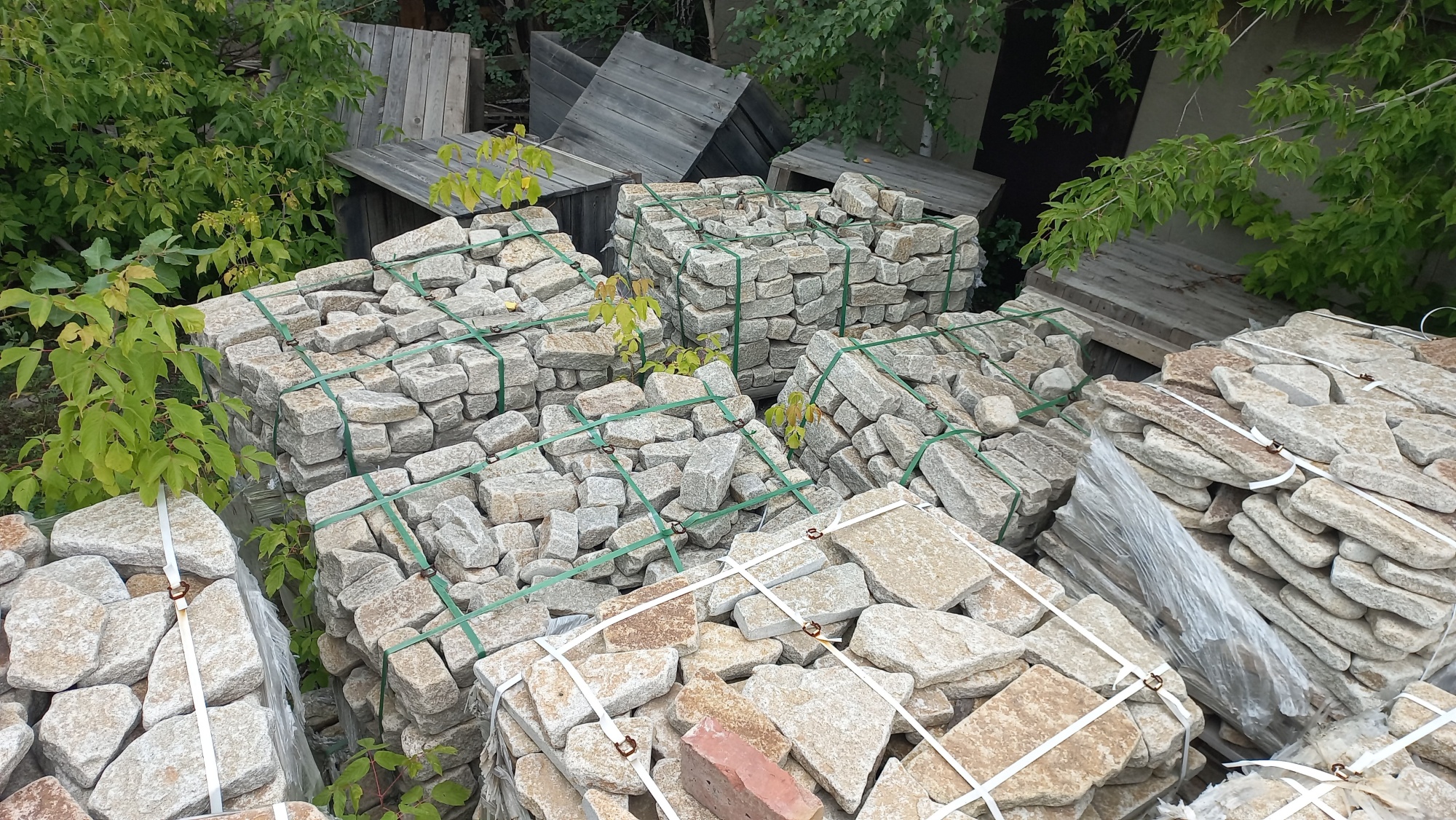 Плитняк галтованный гранитный для ландшафтного дизайна купить в Ступино