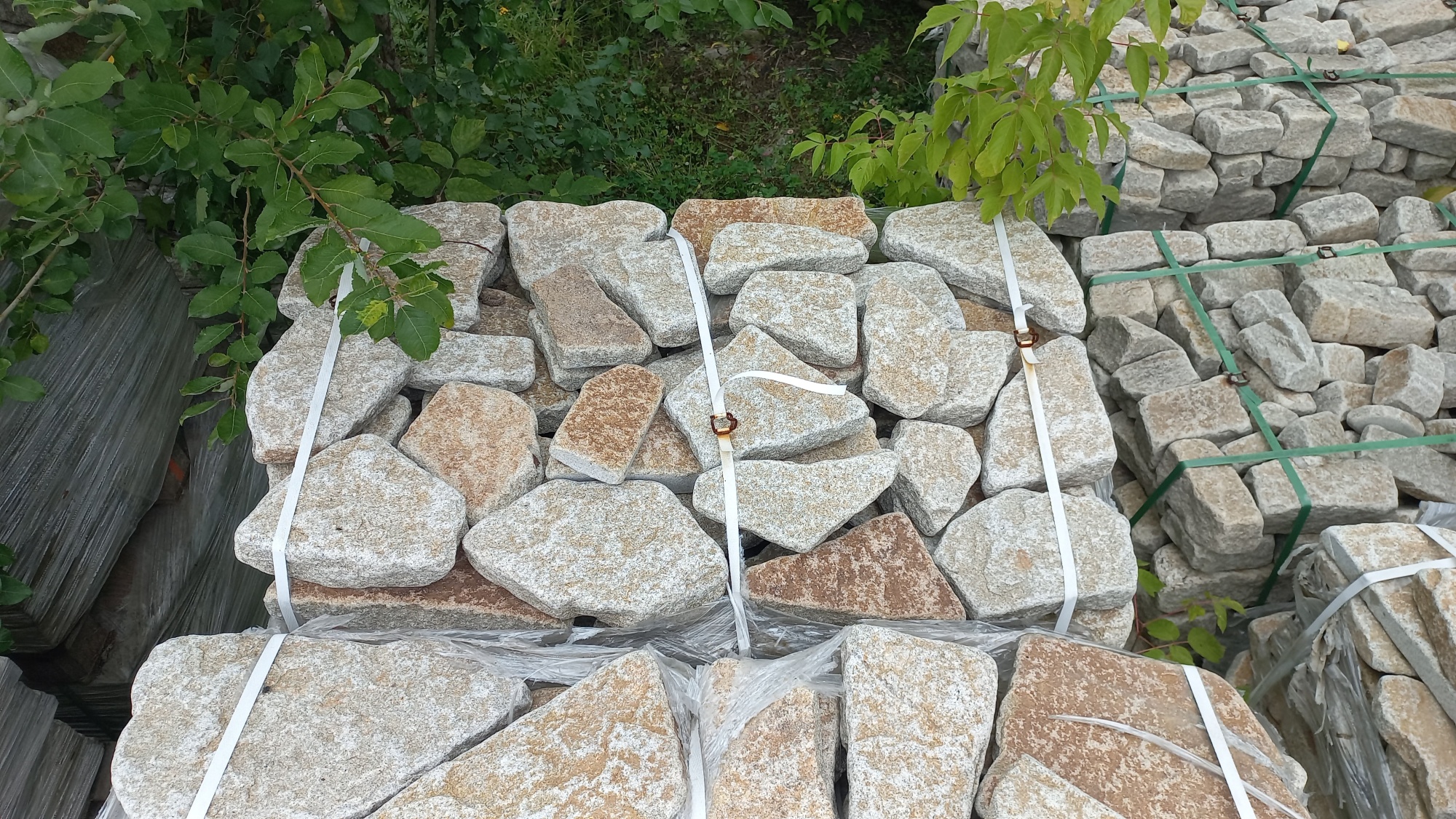 Плитняк галтованный гранитный для ландшафтного дизайна купить в Ступино