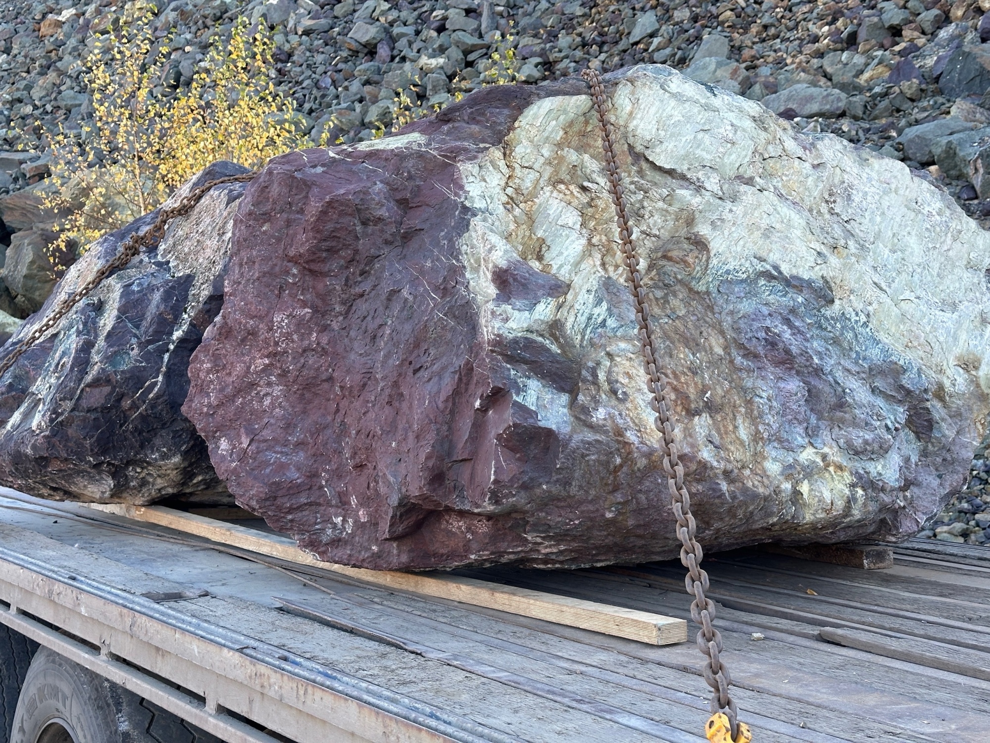 Огромные красно-фиолетовые валуны для ландшафтного дизайна весом более 5 тонн купить в Ступино