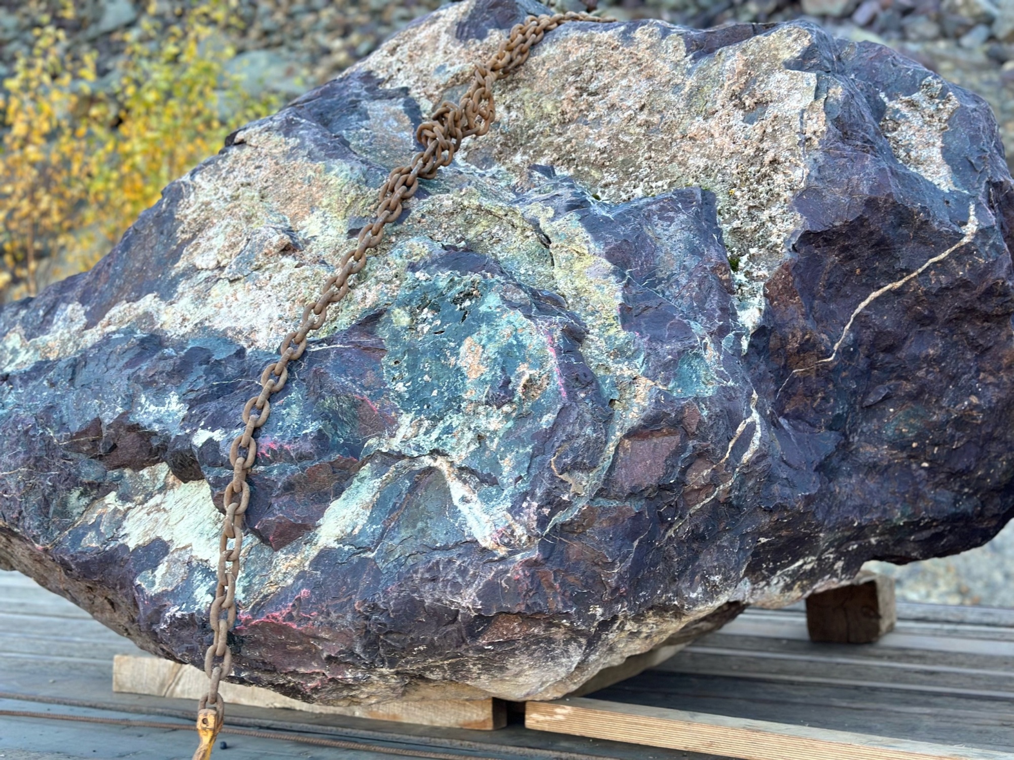 Огромные красно-фиолетовые валуны для ландшафтного дизайна весом более 5 тонн купить в Ступино