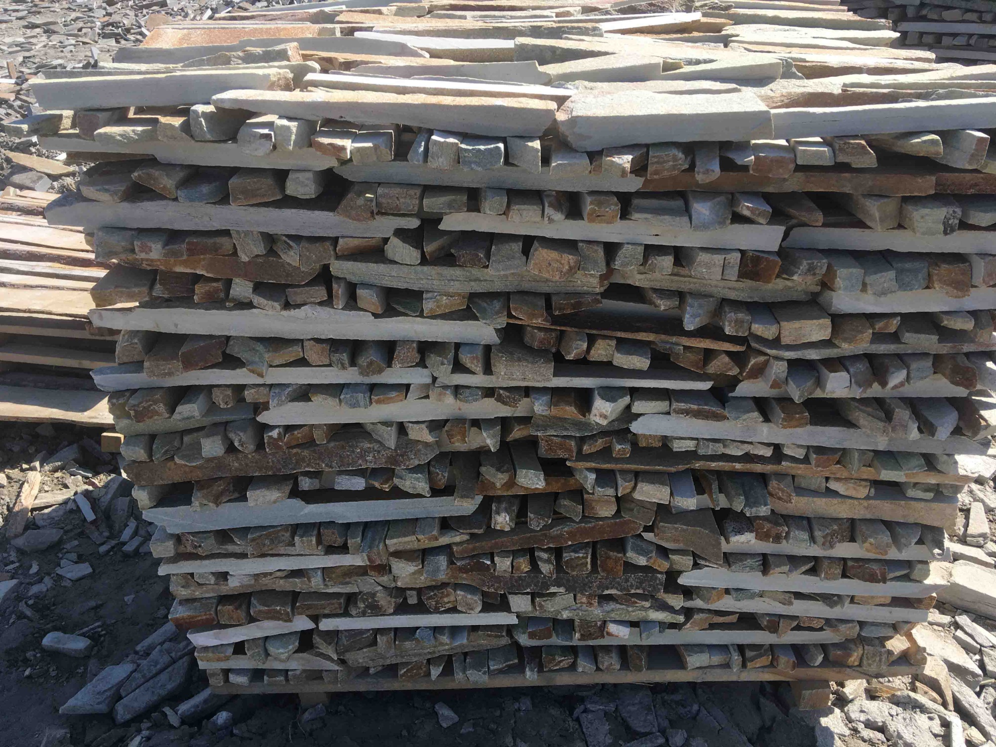 Горбушка златолит золотистый для облицовки купить в Ступино