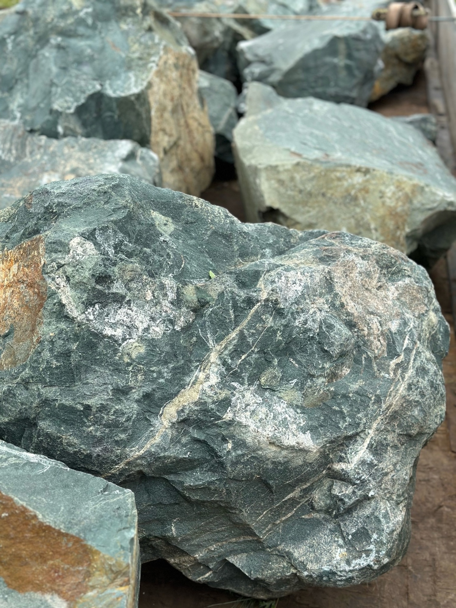 Камни для ландшафтного дизайна зелёные 10-60 килограмм купить в Ступино