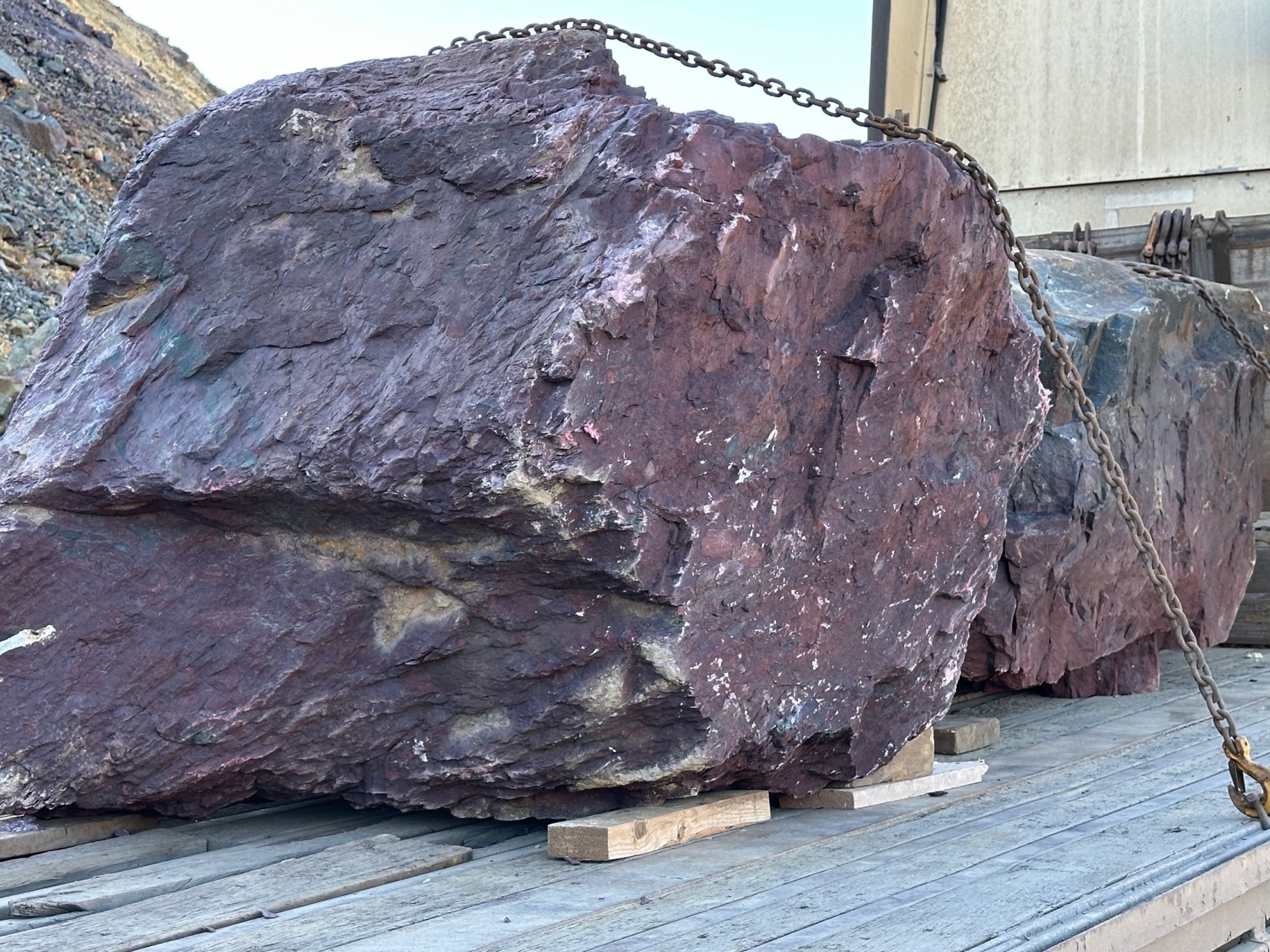 Огромные красно-фиолетовые валуны для ландшафтного дизайна весом более 5 тонн купить в Ступино