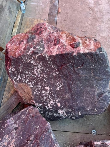 Камни для ландшафтного дизайна красно-фиолетовые 10-60 килограмм купить в Ступино