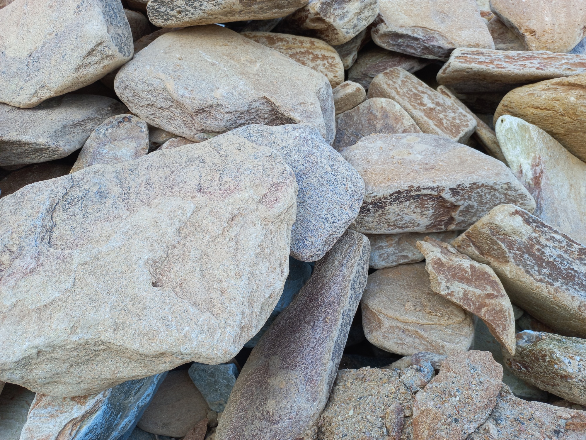 Златолит жёлтый, жёлто-зелёный глыбки и валуны для ланшафтного дизайна купить в Ступино