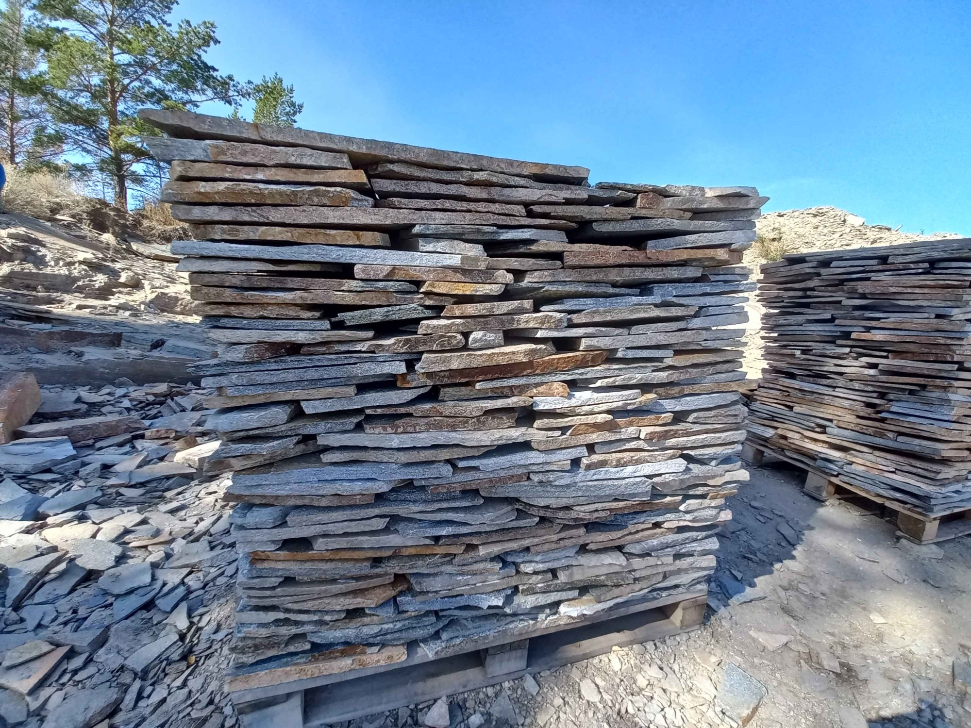 Плитняк златолит серебристый для фасада купить в Ступино