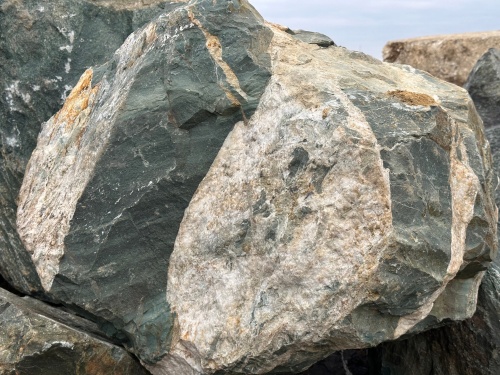 Гигантские зелёные валуны для ландшафтного дизайна весом более 5 тонн купить в Ступино