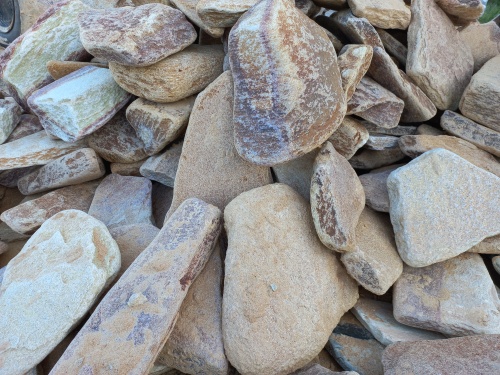 Златолит жёлтый, жёлто-зелёный глыбки и валуны для ланшафтного дизайна купить в Ступино