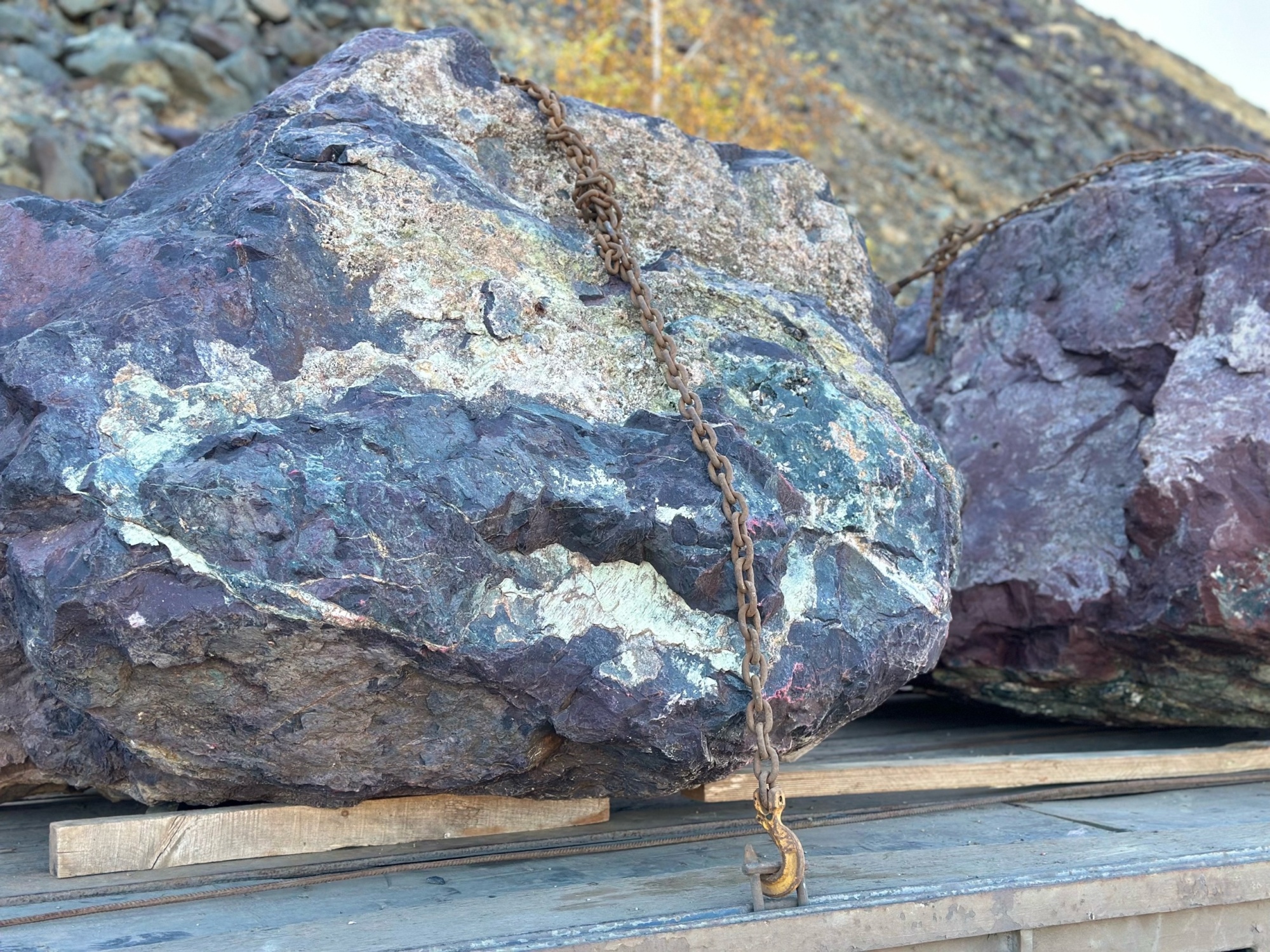 Огромные красно-фиолетовые валуны для ландшафтного дизайна весом более 5 тонн купить в Ступино