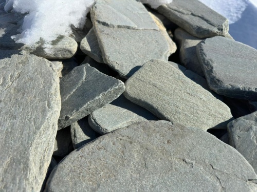 Плитняк златолит зелёный галтованный для фасада купить в Ступино