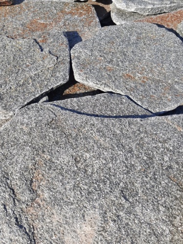 Златолит серебристый галтованный для лестниц купить в Ступино